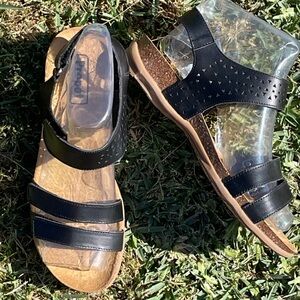 New Propet size 9 M Black Women’s Comfort Sandals - Layered Strap Design